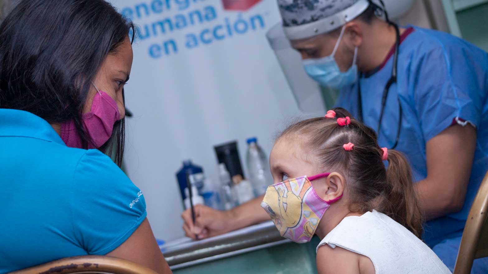 a nurse explains to a child what is going to happen at the doctors